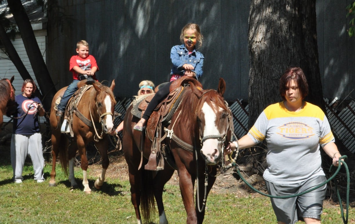 WARM CHILDREN RIDING HORSES 1