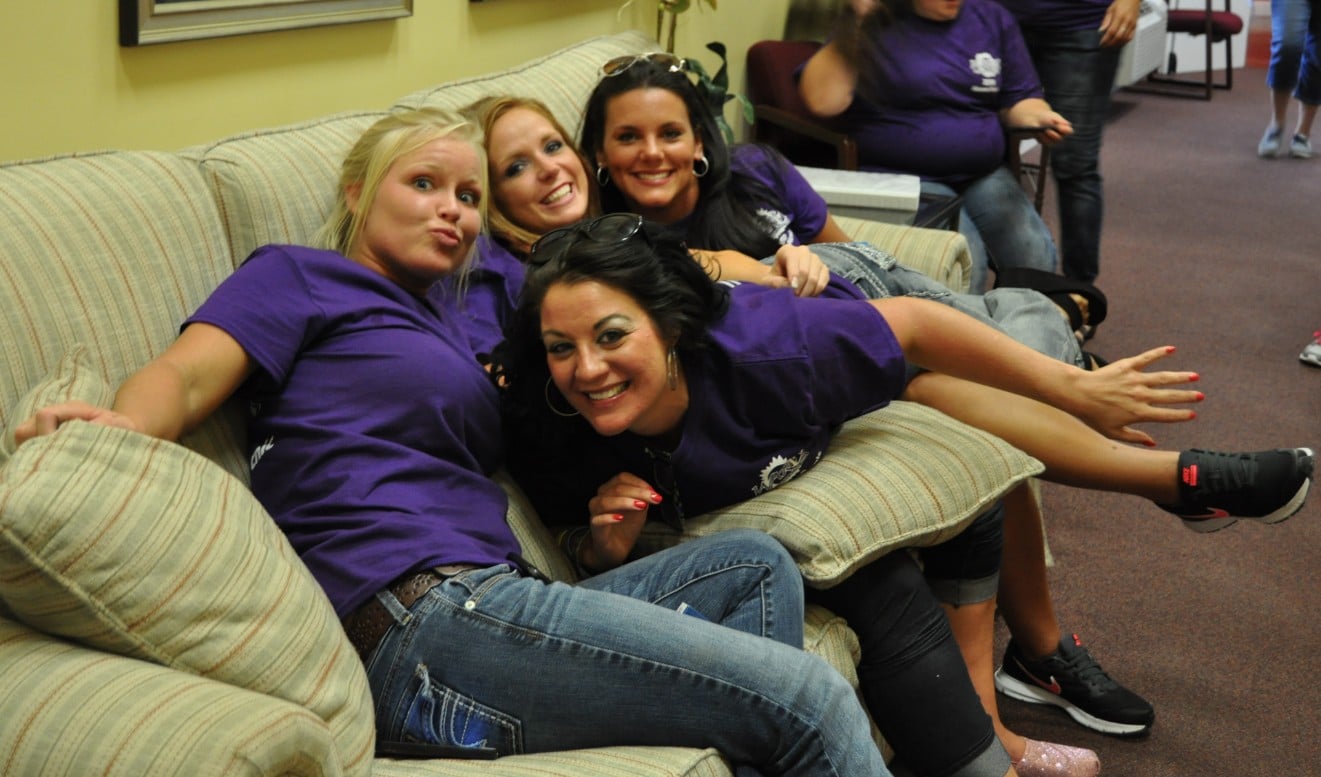 WARM WOMEN’S ADDICTION RECOVERY MANOR HENDERSON FRIENDS ON COUCH