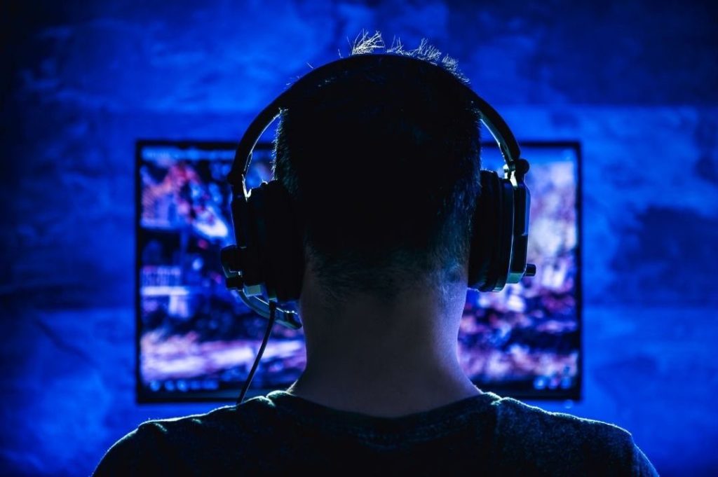 MAN WITH HEADSET LOOKING AT BLUE BACKGROUND 1